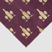 Flessen en glazen metaal-goudwijn op maroon tissuepapier (Detail)