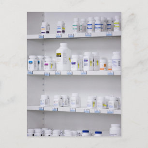 flessen op de schappen van een apotheek briefkaart