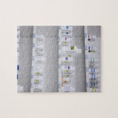 flessen op de schappen van een apotheek legpuzzel (Horizontaal)