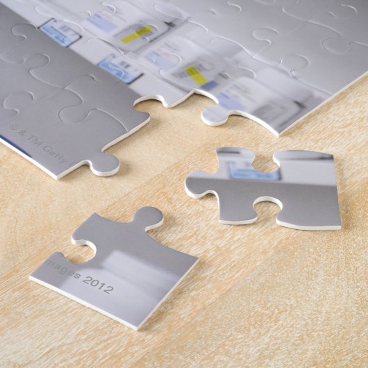 flessen op de schappen van een apotheek legpuzzel (Zijkant)