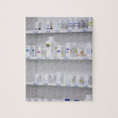flessen op de schappen van een apotheek legpuzzel (Verticaal)