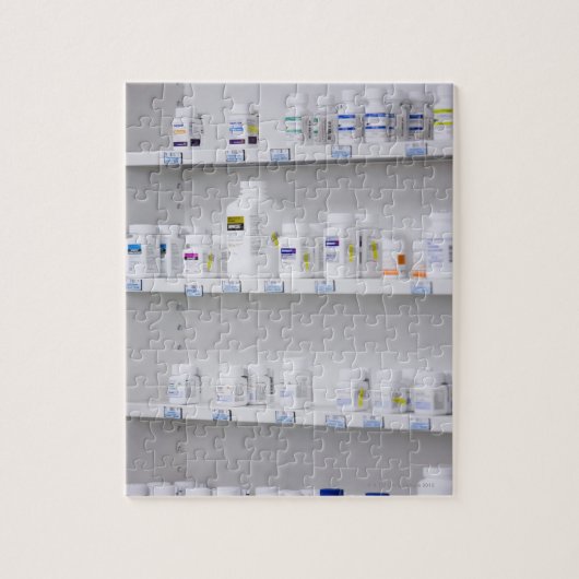 flessen op de schappen van een apotheek legpuzzel (Verticaal)