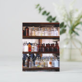 Flessen van chemicaliën op schalen briefkaart (Staand voorkant)