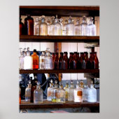 Flessen van chemicaliën op schalen poster (Voorkant)