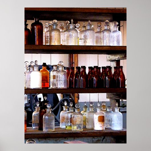 Flessen van chemicaliën op schalen poster (Voorkant)