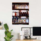 Flessen van chemicaliën op schalen poster (Thuiskantoor)