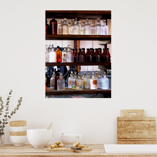 Flessen van chemicaliën op schalen poster (Keuken)