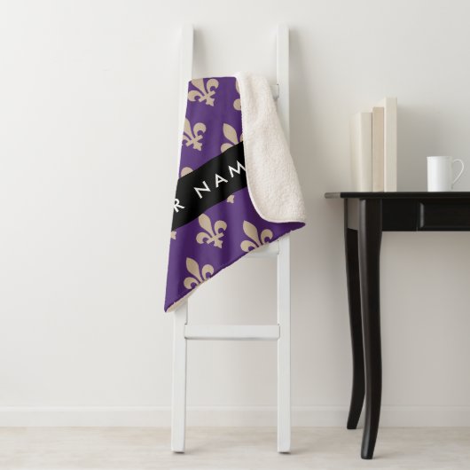 Fleur de Lis, Beige on Purple, Royal, Your Name Sherpa Deken (In situ)