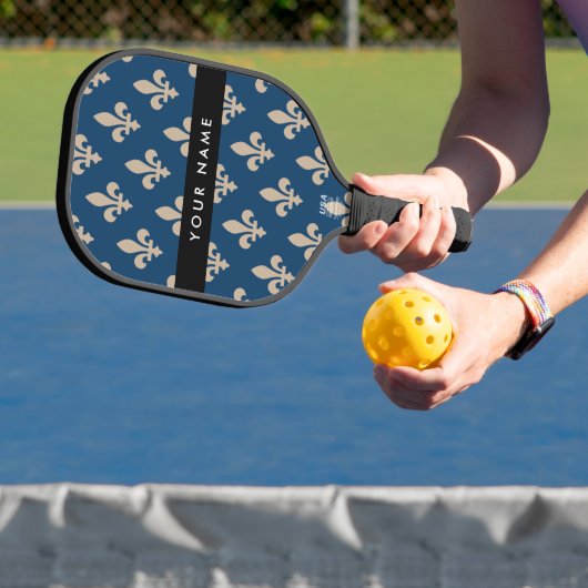 Fleur de Lis, Beige op Navyblauw, Koninklijk, Uw N Pickleball Paddle (Insitu)