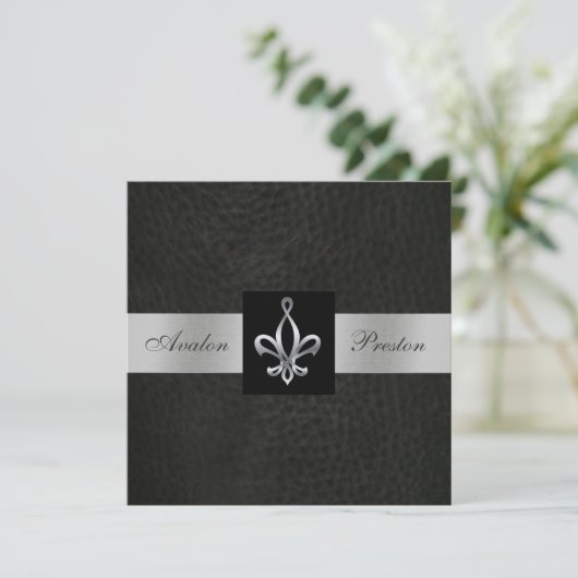 Fleur De Lis Blk Faux Leather Monogram Uitnodiging (Staand voorkant)