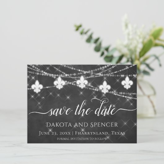 Fleur de Lis Charcoal Lights | Minimale bruiloft Save The Date (Staand voorkant)