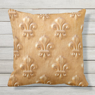 fleur de lis, gouden geverfde wand,  hout buitenkussen