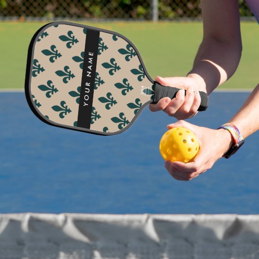 Fleur de Lis, Groen op Beige, Koninklijk, Uw Naam Pickleball Paddle (Insitu)