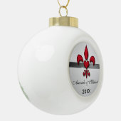 Fleur de Lis Heart Couple Eerste Kerstkerst Keramische Bal Ornament (Links)