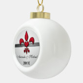Fleur de Lis Heart Couple Eerste Kerstkerst Keramische Bal Ornament (Rechts)