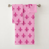 Fleur de Lis in Fuchsia Pink in lichtroze Bad Handdoek (Insitu)