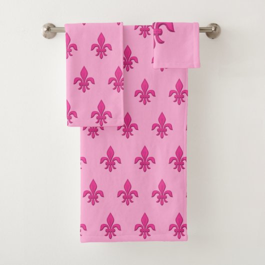 Fleur de Lis in Fuchsia Pink in lichtroze Bad Handdoek (Insitu)