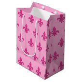 Fleur de Lis in Fuchsia Pink in lichtroze Medium Cadeauzakje (Voorkant Gekanteld)
