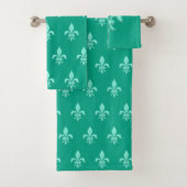 Fleur de Lis in Light Aqua on Turquoise Bad Handdoek (Insitu)