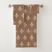 Fleur de Lis in Light Beige op Taupe Tan Bad Handdoek (Insitu)