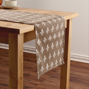 Fleur de Lis in Light Beige op Taupe Tan Korte Tafelloper