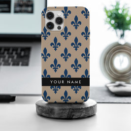 Fleur de Lis, marineblauw op beige, koninklijk, uw iPhone 15 Pro Max Hoesje