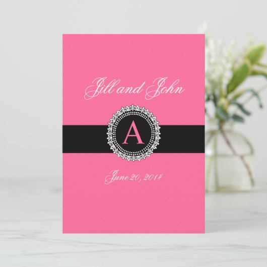 Fleur de Lis Monogram Wedding Invitations Hot Pink Kaart (Staand voorkant)