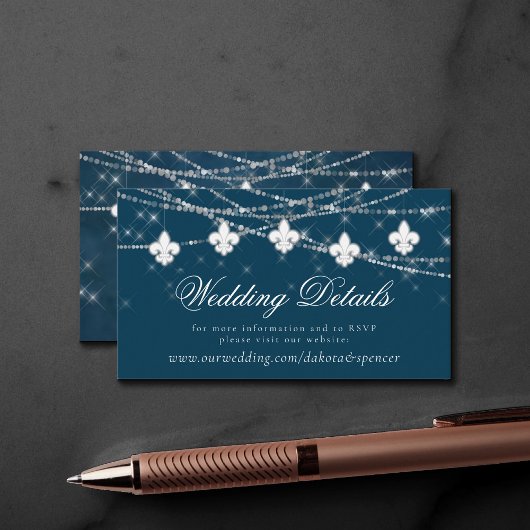 Fleur de Lis Navy Blue Lights | Weddenschap-websit Informatiekaartje