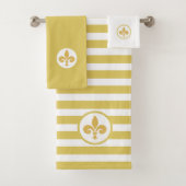 Fleur de Lis op Golden & White Striped Bad Handdoek (Insitu)