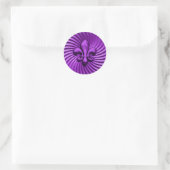 Fleur de Lis over Paarse achtergrond Ronde Sticker (Tas)