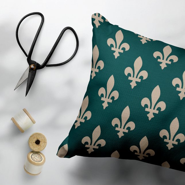 Fleur de Lis Pattern, Royal Franse crème op groen Accent Kussen (Creator heeft geüpload)