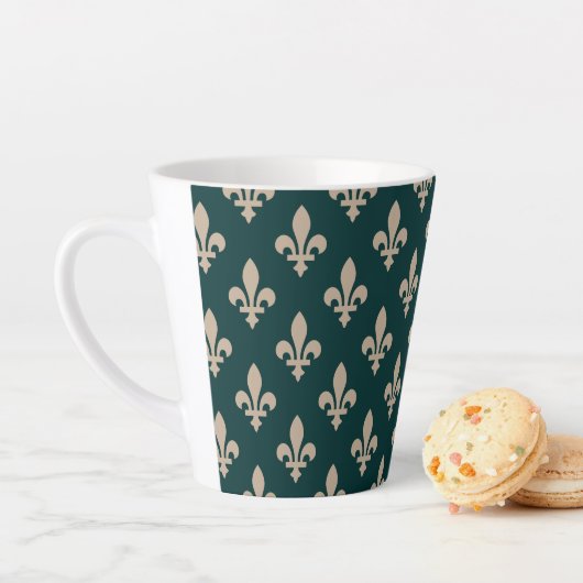 Fleur de Lis Pattern, Royal Franse crème op groen Latte Mok (In situ)