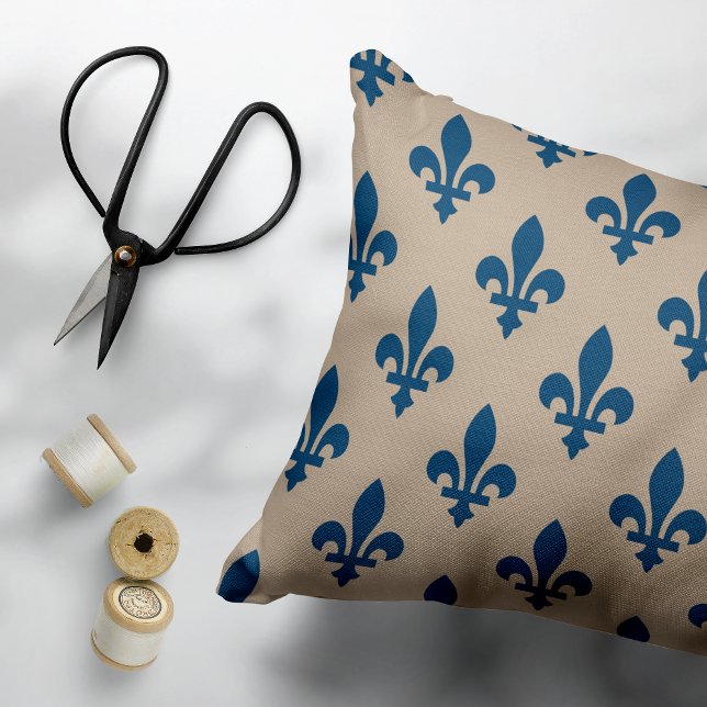 Fleur de Lis Pattern, Royal French Blue op Crème Accent Kussen (Creator heeft geüpload)