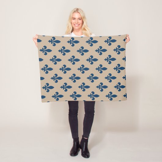Fleur de Lis Pattern, Royal French Blue op Crème Fleece Deken (In situ)