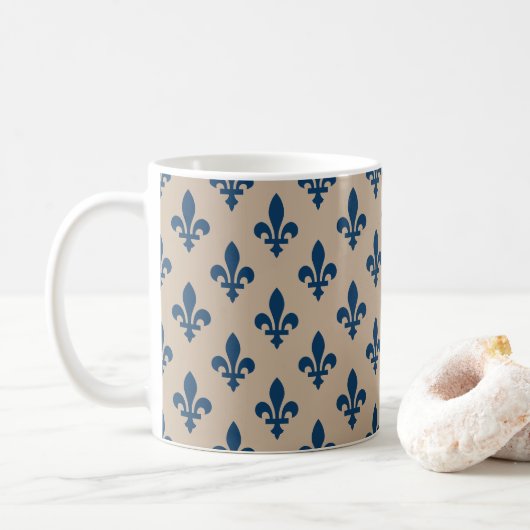 Fleur de Lis Pattern, Royal French Blue op Crème Koffiemok (Met donut)