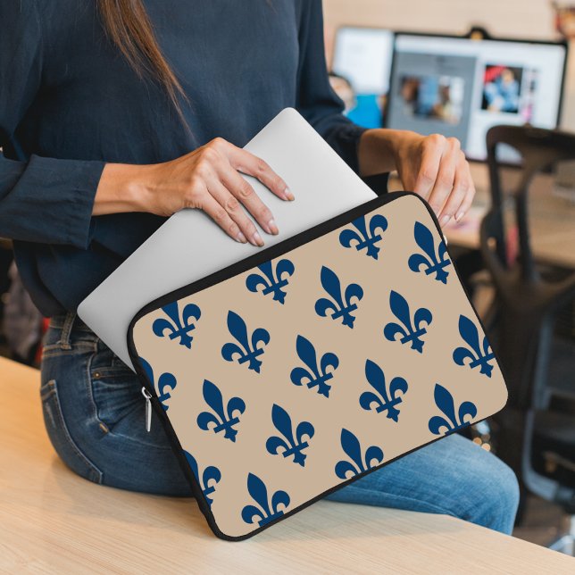 Fleur de Lis Pattern, Royal French Blue op Crème Laptop Sleeve (Creator heeft geüpload)