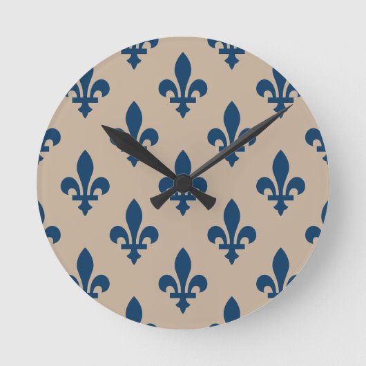 Fleur de Lis Pattern, Royal French Blue op Crème Ronde Klok (Voorkant)