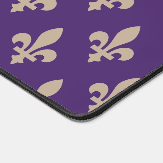Fleur de Lis Pattern, Royal French Cream op Paarse Bureaumat (Hoek)