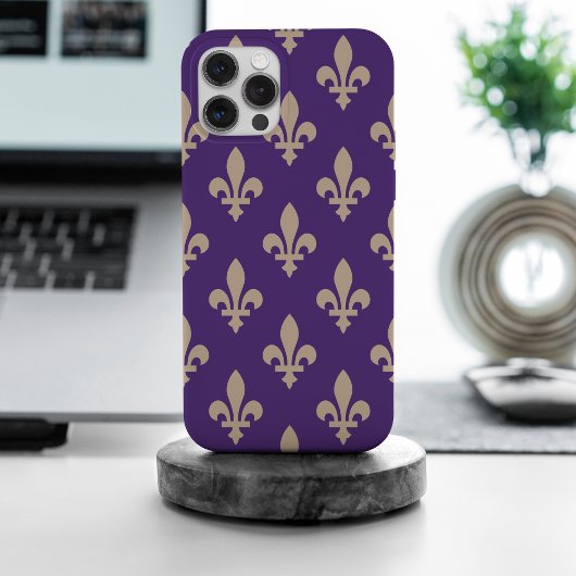Fleur de Lis Pattern, Royal French Cream op Paarse iPhone Hoesje