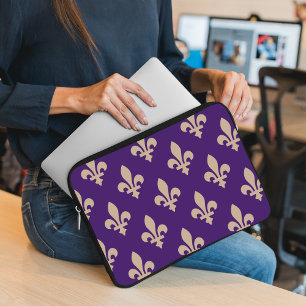 Fleur de Lis Pattern, Royal French Cream op Paarse Laptop Sleeve