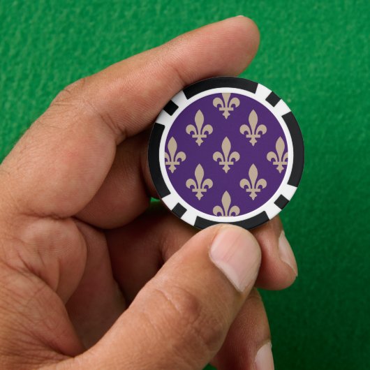 Fleur de Lis Pattern, Royal French Cream op Paarse Poker Chips (Hand)