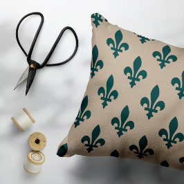 Fleur de Lis Pattern, Royal French Green on Cream Accent Kussen