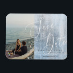 Flexibele fotomagneet met modern script voor bruil magneet<br><div class="desc">Het ontwerp kenmerkt een modern wit stromend dun sparen het manuscript van de Datum,  en uw geweldige foto tegen een lucht blauwe waterverf textureerde achtergrond. Eenvoudig aan te passen met belangrijke informatie over keuze. Ik zal elke moderne themasbruiloft complimenteren in elk huwelijksseizoen.</div>