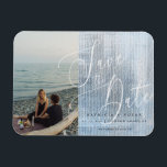 Flexibele fotomagneet met modern script voor bruil magneet<br><div class="desc">Het ontwerp kenmerkt een modern wit stromend dun sparen het manuscript van de Datum,  en uw geweldige foto tegen een lucht blauwe waterverf textureerde achtergrond. Eenvoudig aan te passen met belangrijke informatie over keuze. Ik zal elke moderne themasbruiloft complimenteren in elk huwelijksseizoen.</div>