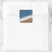 Flip Flops op het Strandzand Vierkante Sticker (Tas)
