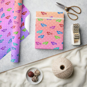 Flip-flops op regenboogstippen cadeaupapier