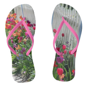 flip flops tulpen tuin witte schutting foto
