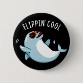 Flippin Cool Funny Dolphin Pun Dark BG Ronde Button 5,7 Cm (Voorkant)