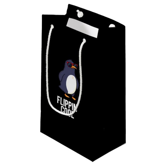Flippin Cool Funny Penguin Pun Dark BG Klein Cadeauzakje (Voorkant Gekanteld)