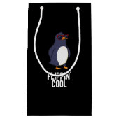 Flippin Cool Funny Penguin Pun Dark BG Klein Cadeauzakje (Voorkant)